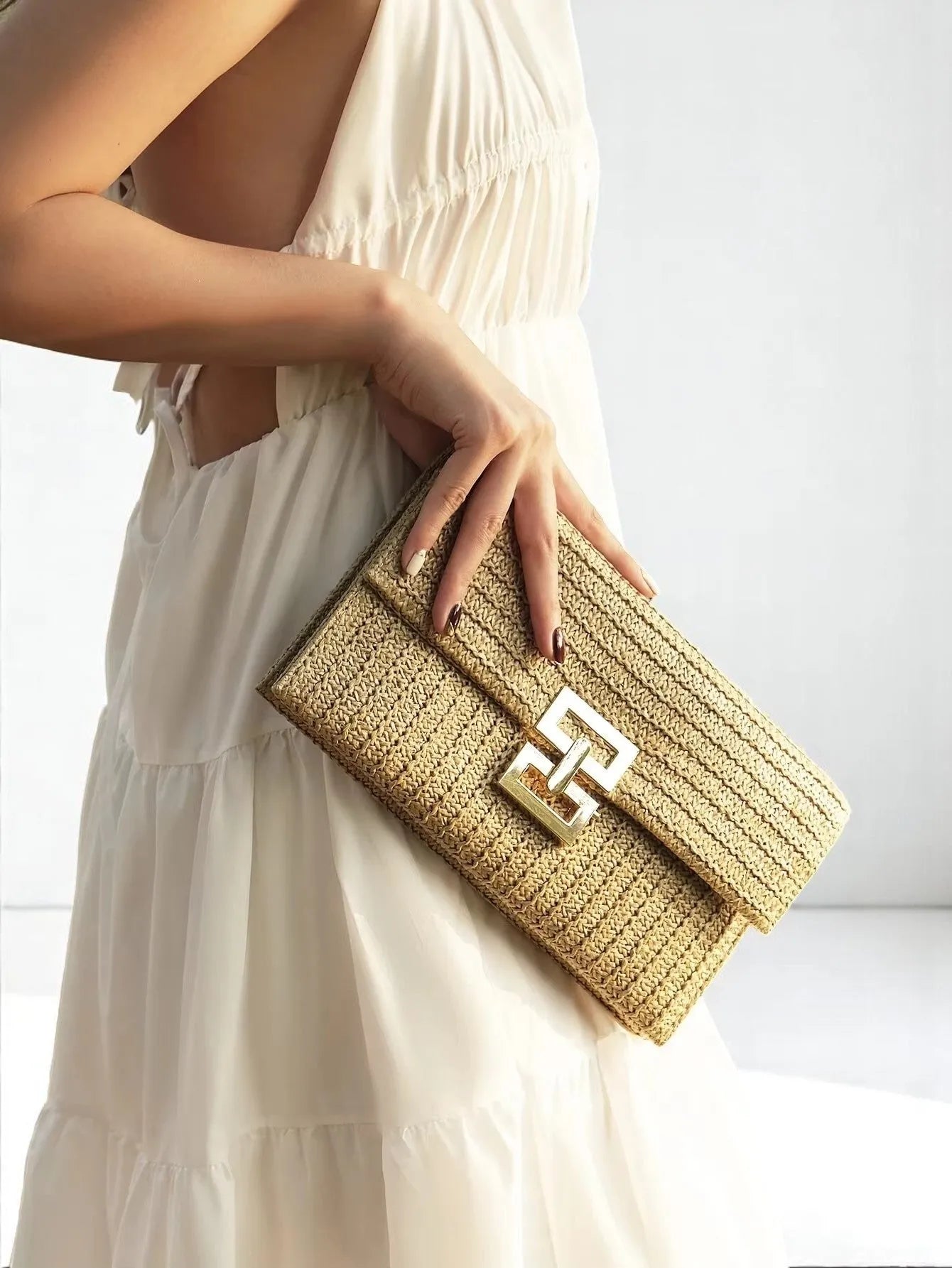 Bolso Clutch de Paja con Cadena Elegante