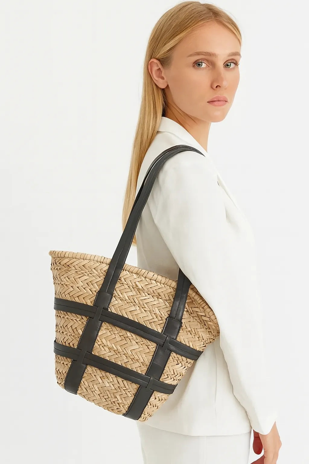 Bolso de Paja Trenzada – Elegancia Natural y Estilo Atemporal