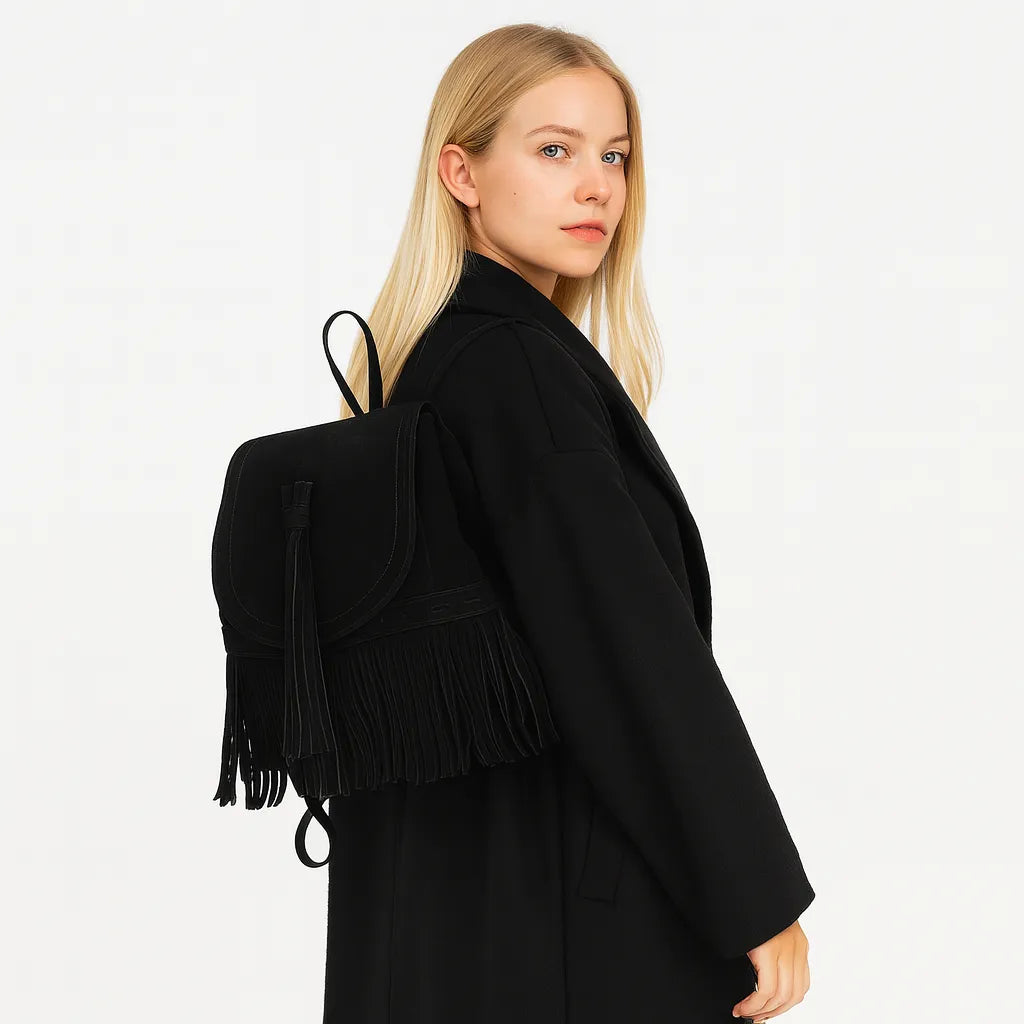 Mochila Negra de PU con Flecos – Estilo Chic, Elegante y Versátil