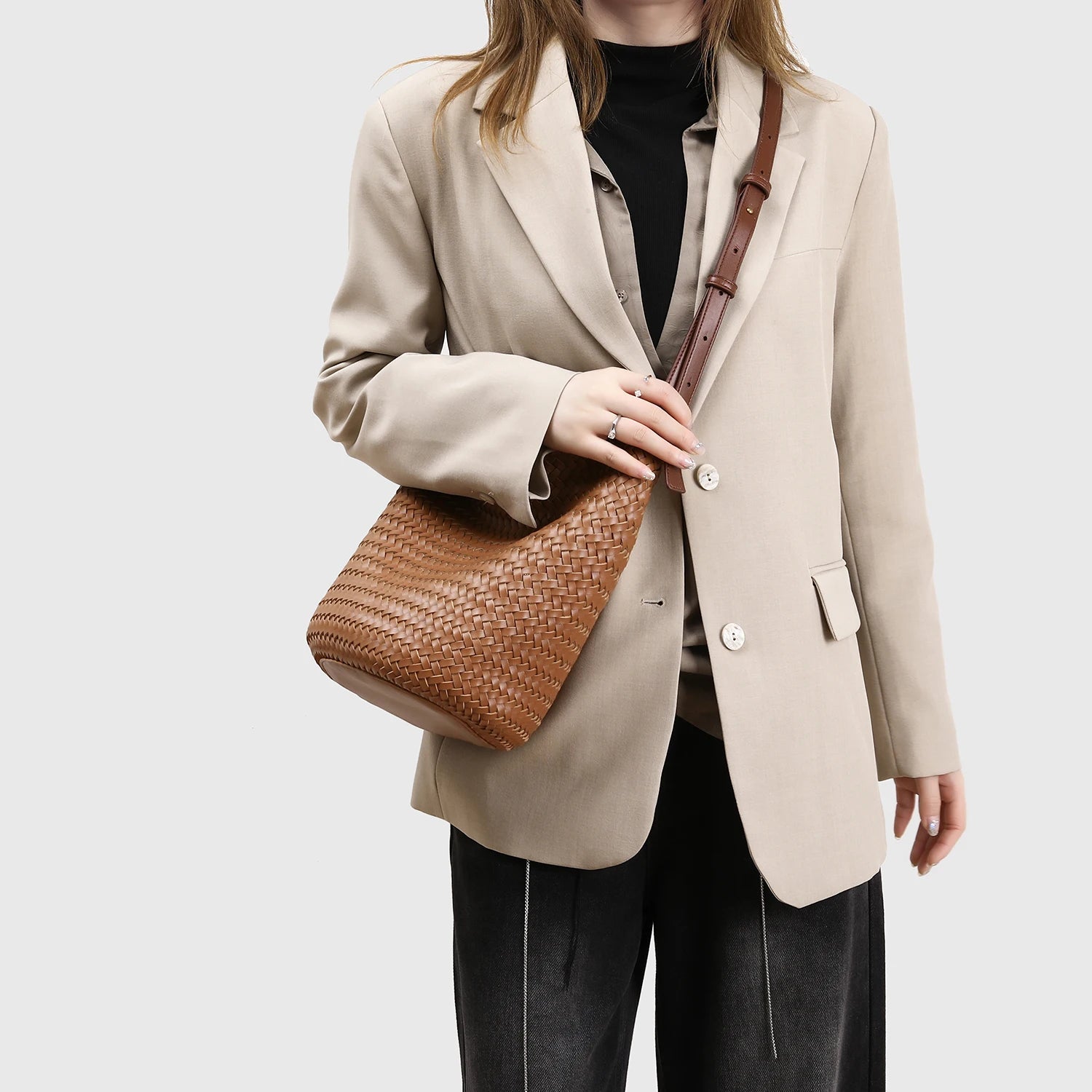 Braided Rattan Bucket Bag – Vintage Artisan Design and Natural Luxury
