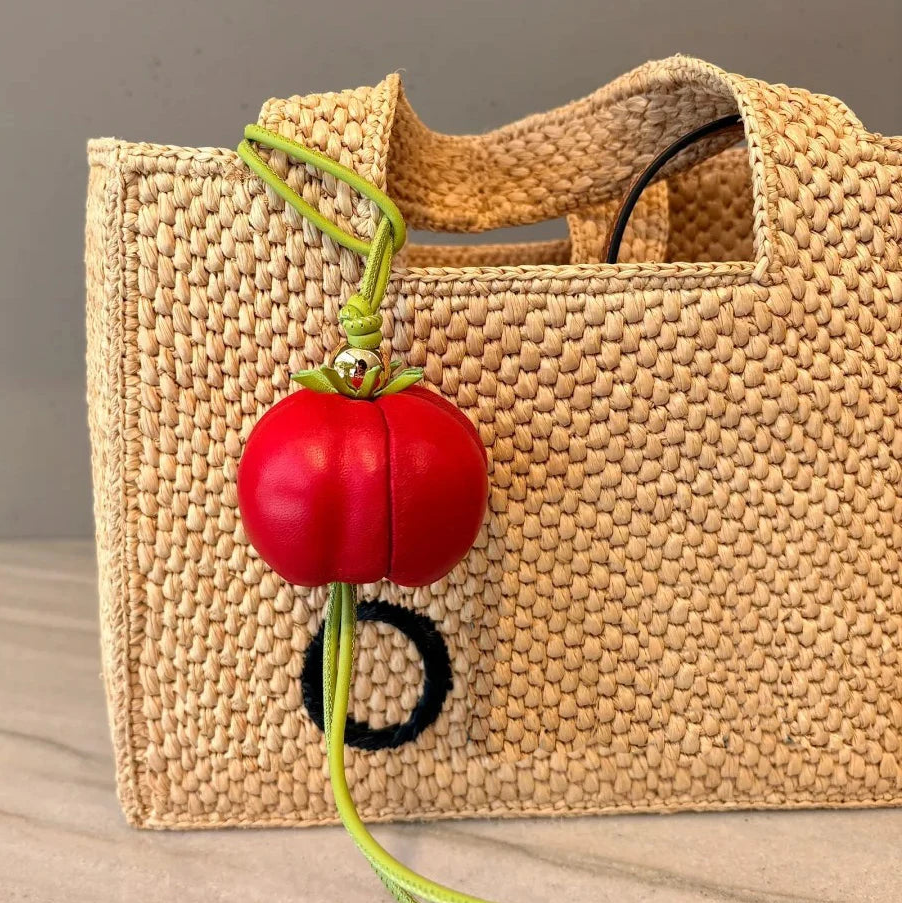 Charm en Forma de Tomate – Toque Divertido y Sofisticado para tu Bolso