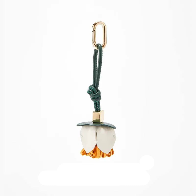 Charm de Cuero con Flores – Elegancia Artesanal y Toque Femenino