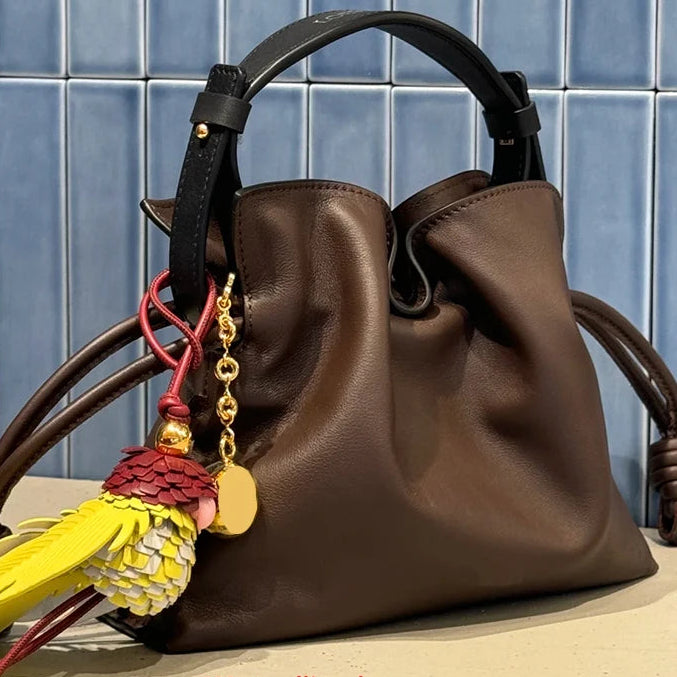 Charm de Cuero en Forma de Loro – Color, Estilo y Elegancia Tropical