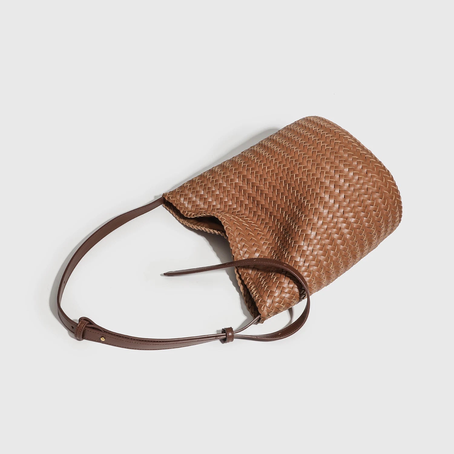 Braided Rattan Bucket Bag – Vintage Artisan Design and Natural Luxury