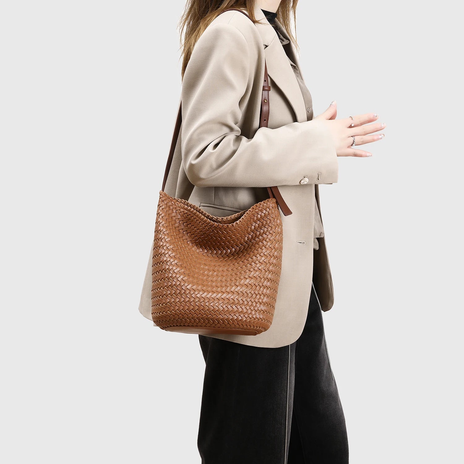 Braided Rattan Bucket Bag – Vintage Artisan Design and Natural Luxury