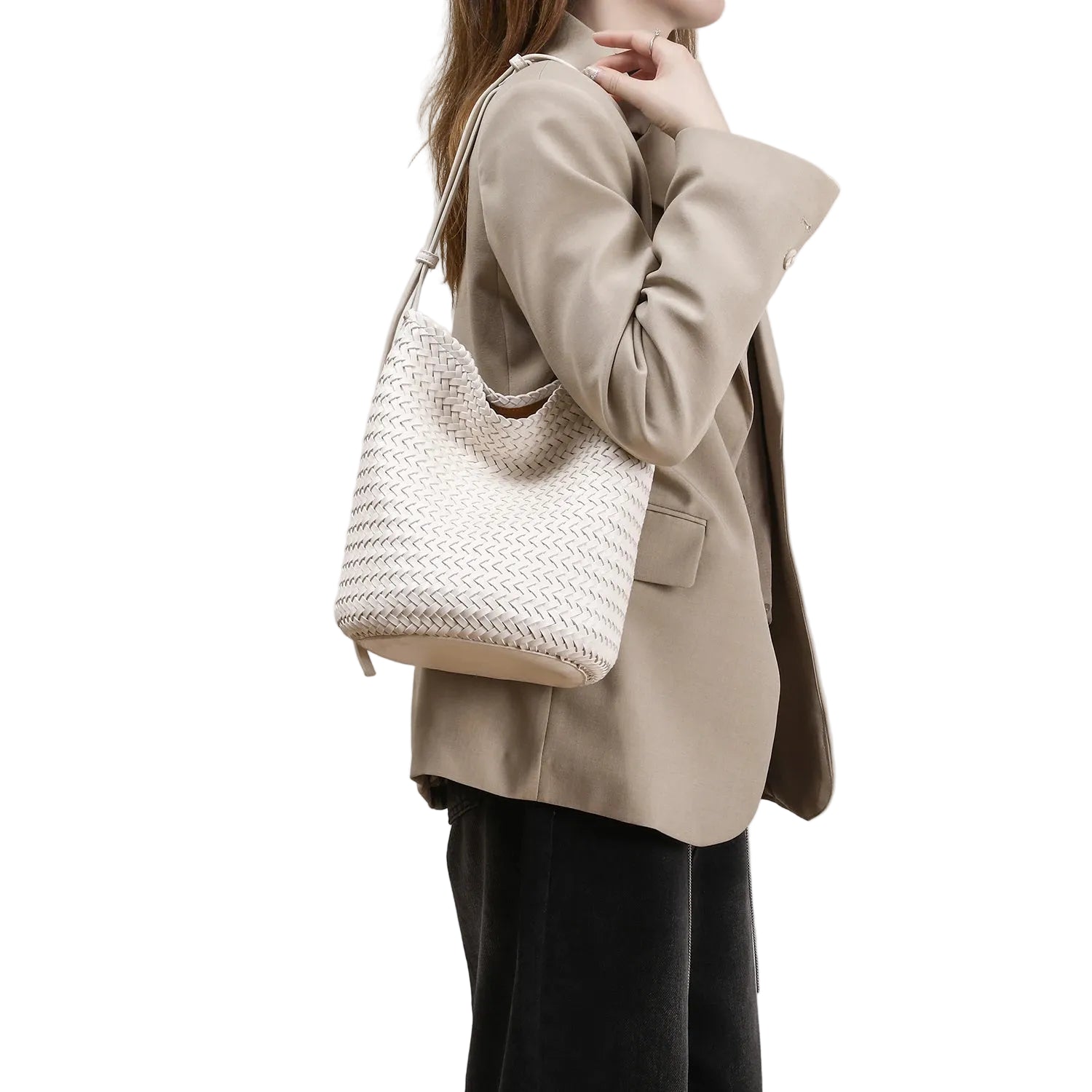 Braided Rattan Bucket Bag – Vintage Artisan Design and Natural Luxury