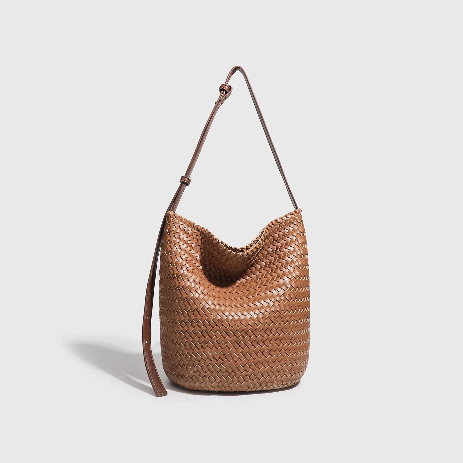 Braided Rattan Bucket Bag – Vintage Artisan Design and Natural Luxury