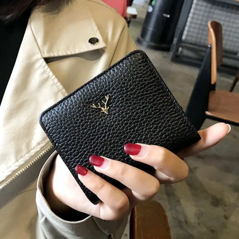 Cartera Corta de Piel de Vaca con Botón de Ciervo - Negro