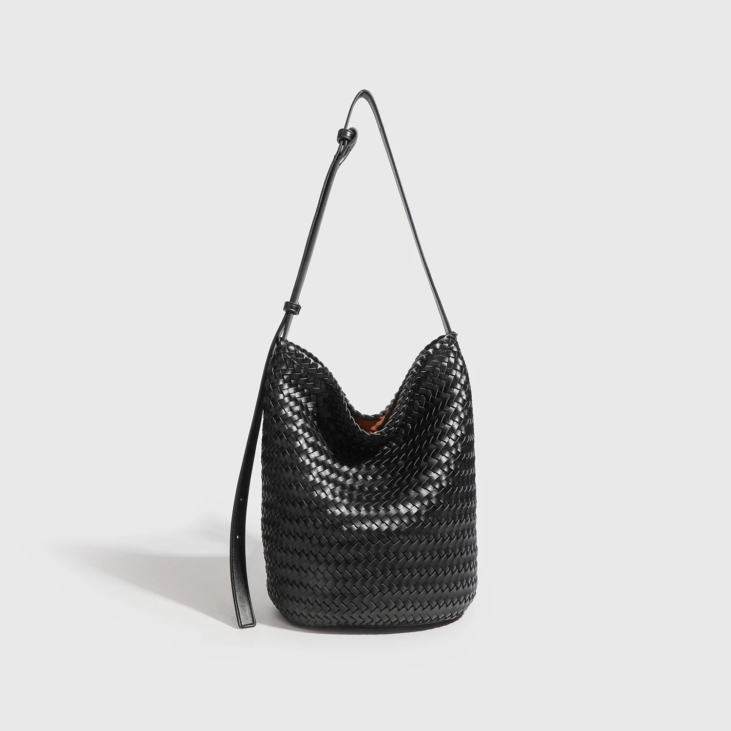 Braided Rattan Bucket Bag – Vintage Artisan Design and Natural Luxury