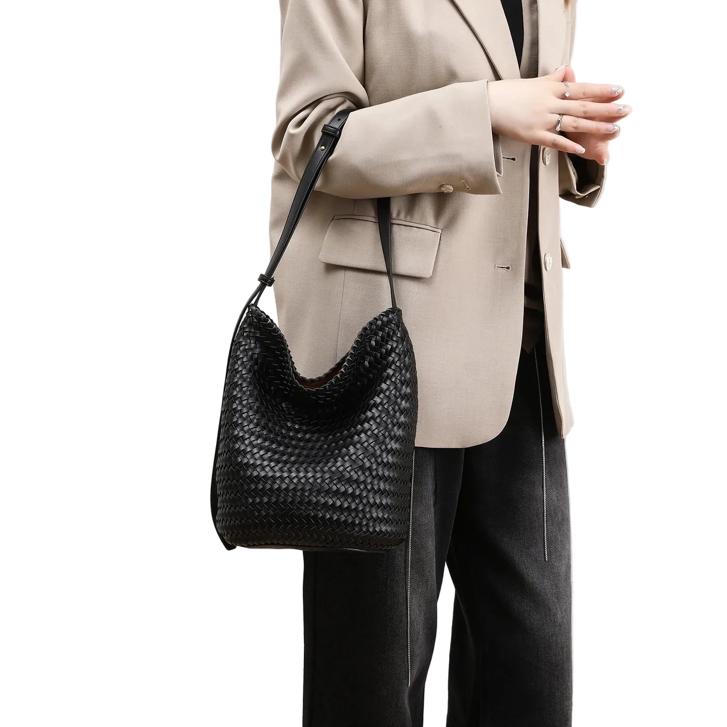 Braided Rattan Bucket Bag – Vintage Artisan Design and Natural Luxury