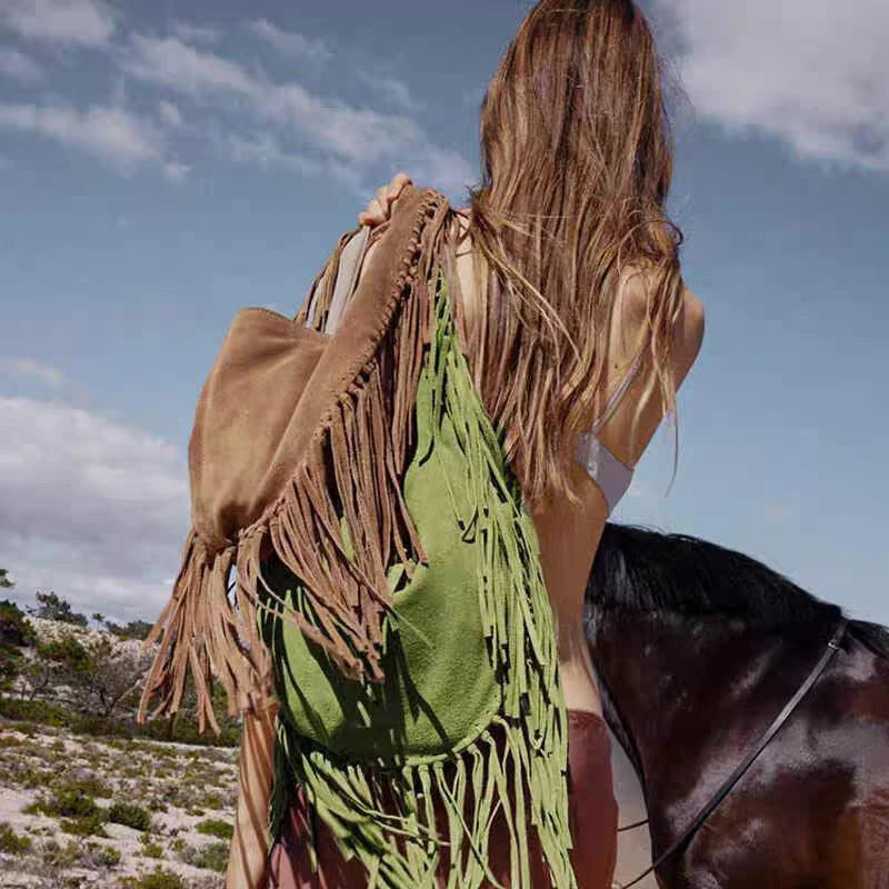 Bolso Flecos Half Moon de Gamuza Sintética – Elegancia y Versatilidad