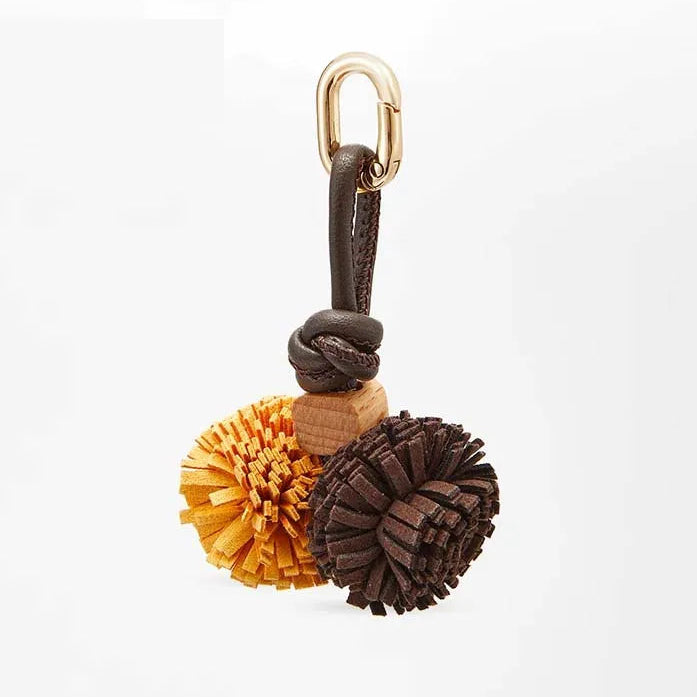 Charm de Cuero Café y Amarillo con Borlas – Estilo Sofisticado y Toque Vibrante