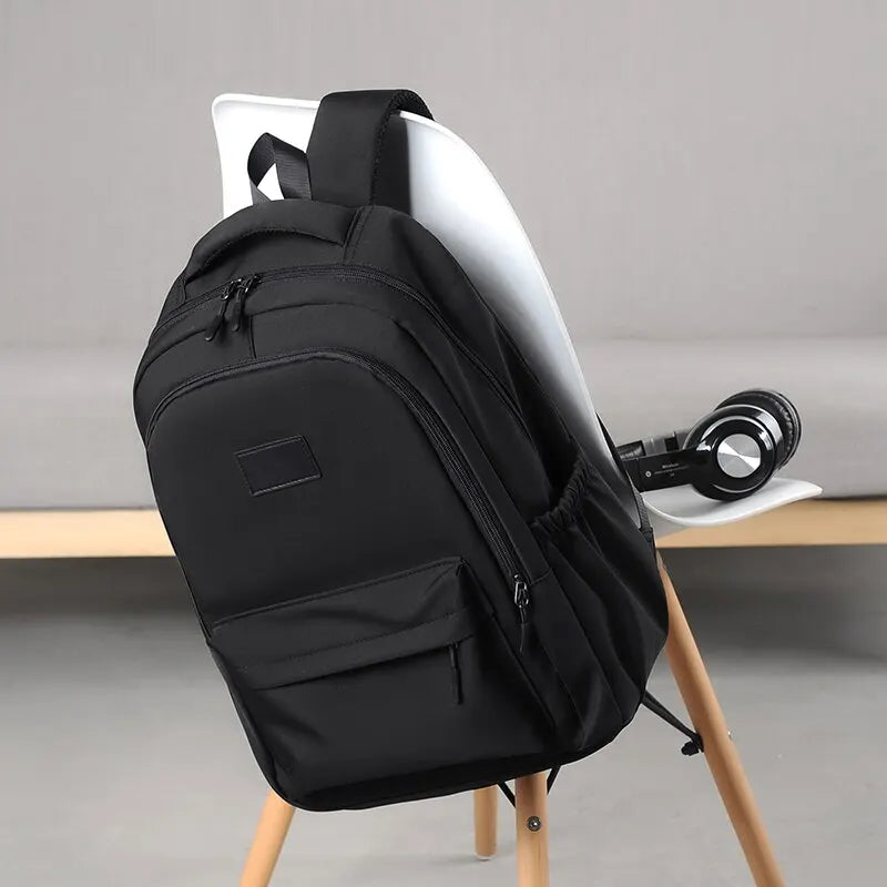 Mochila de Poliéster Impermeable para Mujer – Elegancia y Comodidad Urbana