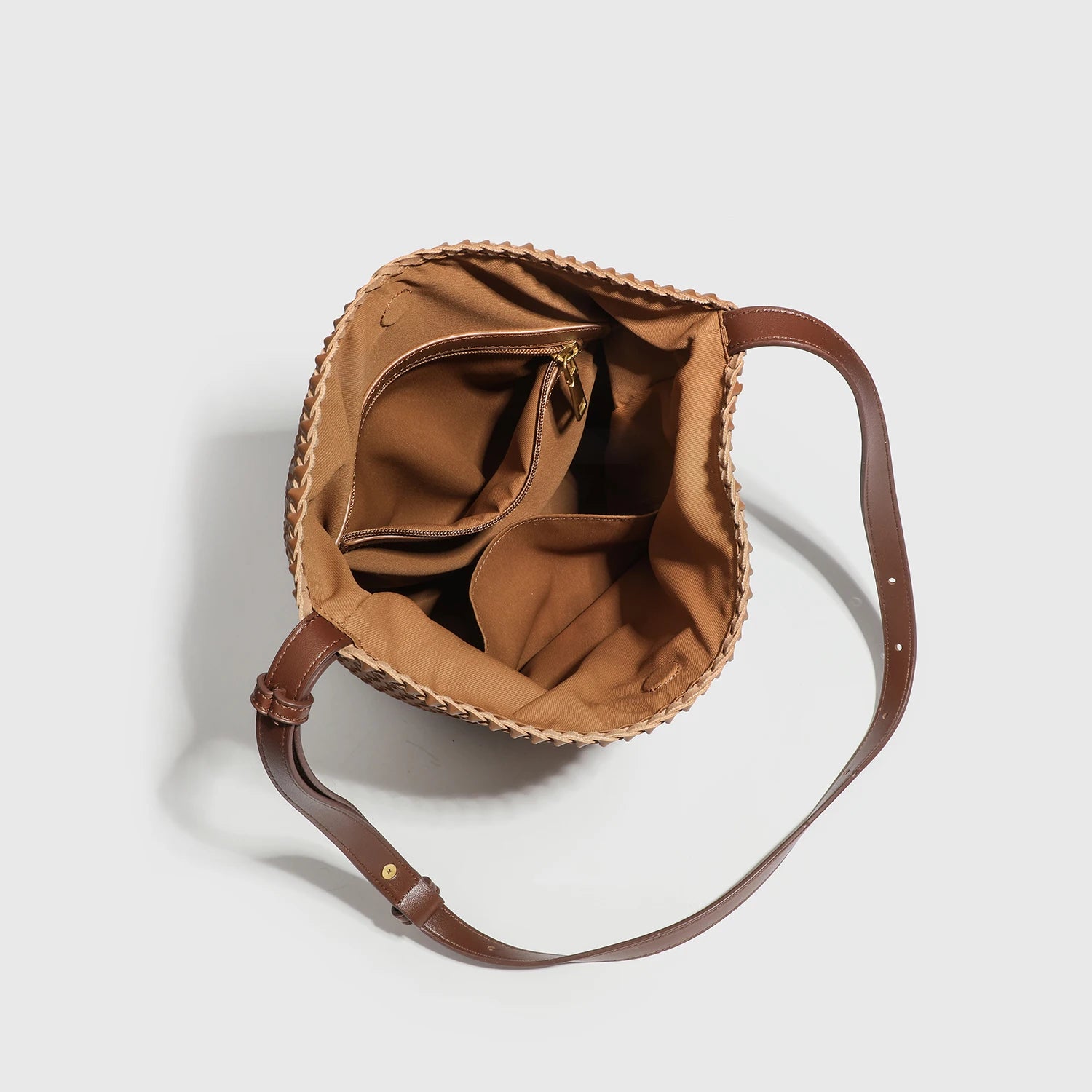 Braided Rattan Bucket Bag – Vintage Artisan Design and Natural Luxury