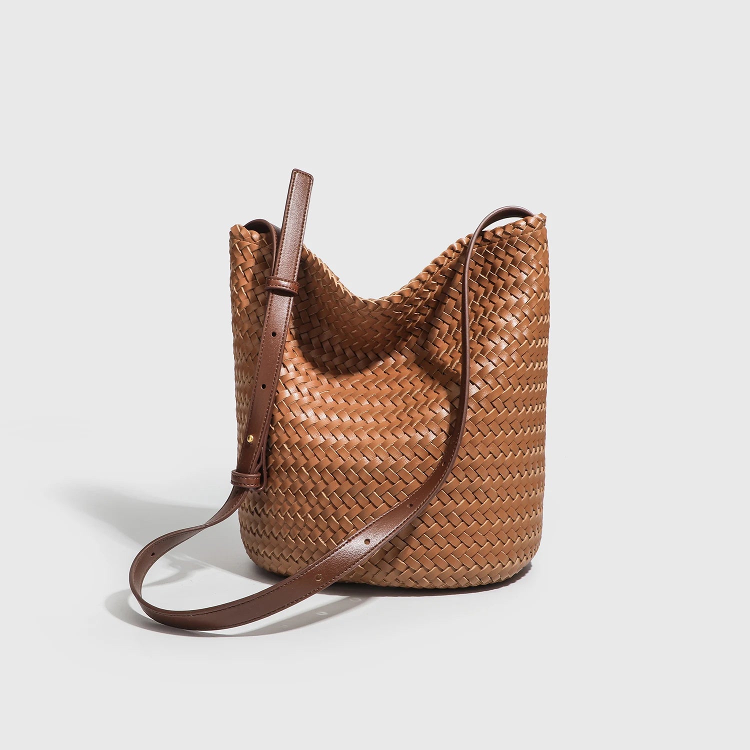 Braided Rattan Bucket Bag – Vintage Artisan Design and Natural Luxury