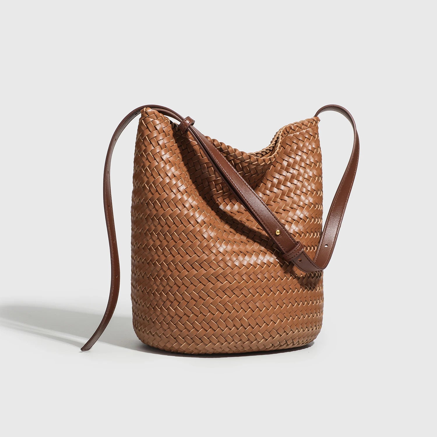 Braided Rattan Bucket Bag – Vintage Artisan Design and Natural Luxury
