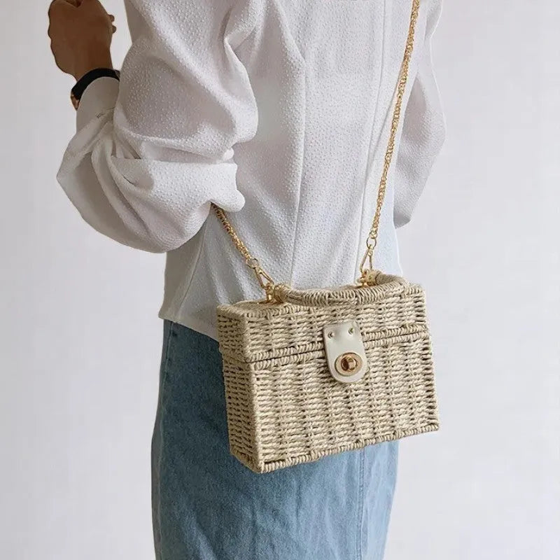 Bolso Caja de Paja con Cadena y Broche