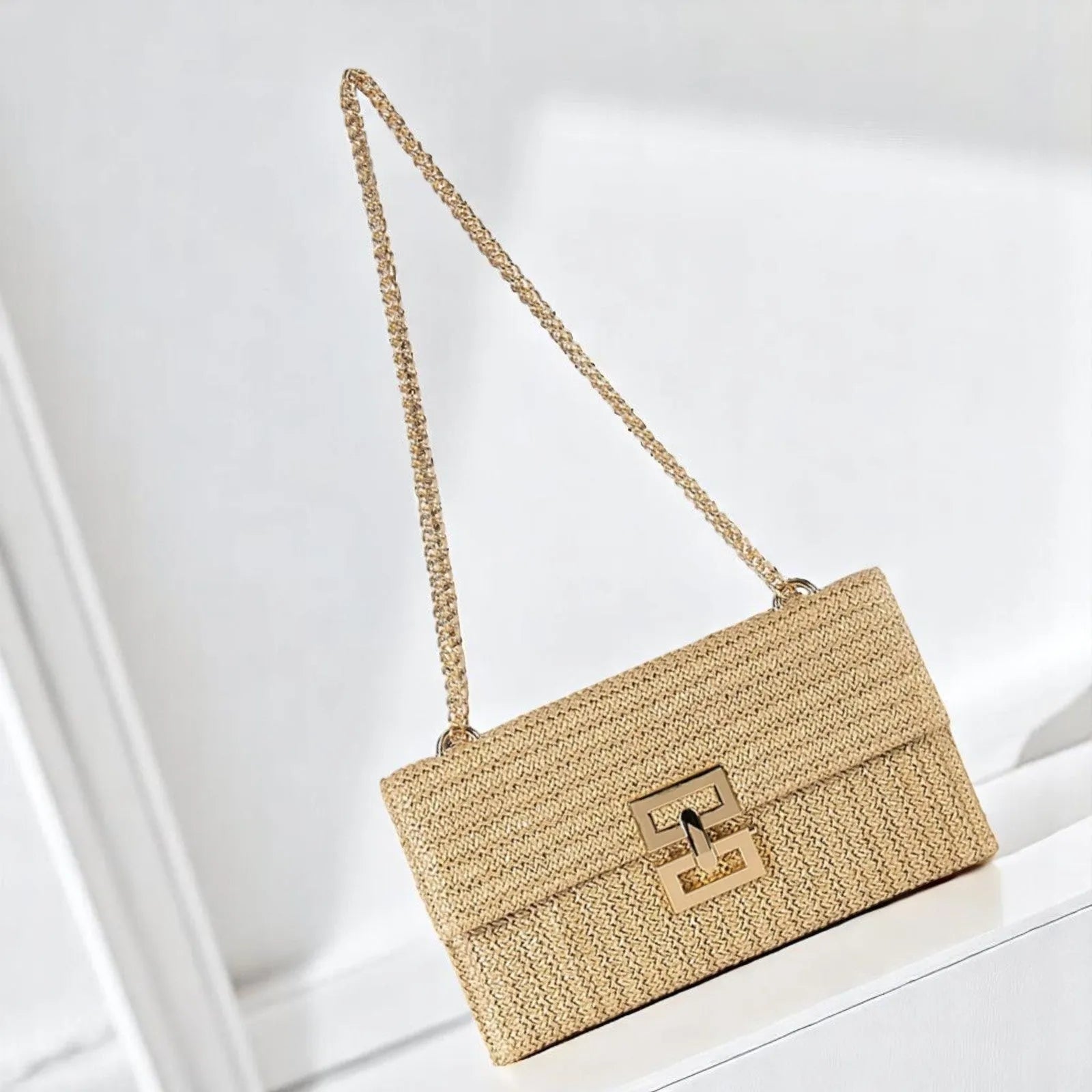 Bolso Clutch de Paja con Cadena Elegante