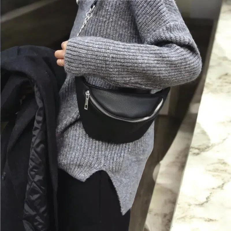 Bolso Riñonera Negra de PU con Cadena