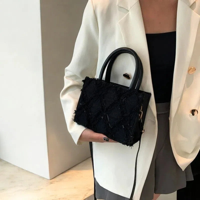 Bolso Tote Bag Mini Negro con Detalles Desgastado