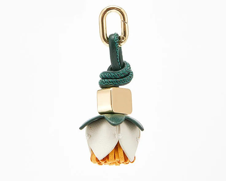 Charm de Cuero con Flores – Elegancia Artesanal y Toque Femenino