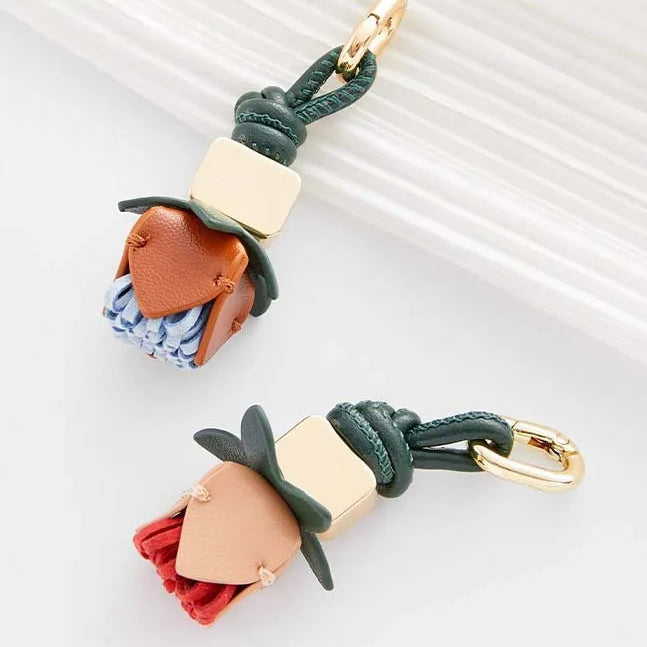 Charm de Cuero con Flores – Elegancia Artesanal y Toque Femenino