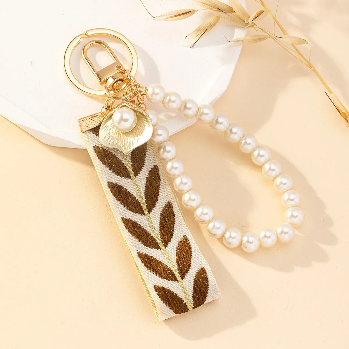 Charm Stmanya de Lujo – Llavero de Perlas y Cintas en Tonos Oscuros