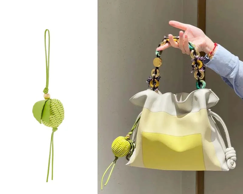 Charm de Manzana y Flor – Detalle Artesanal y Elegancia Natural para tu Bolso