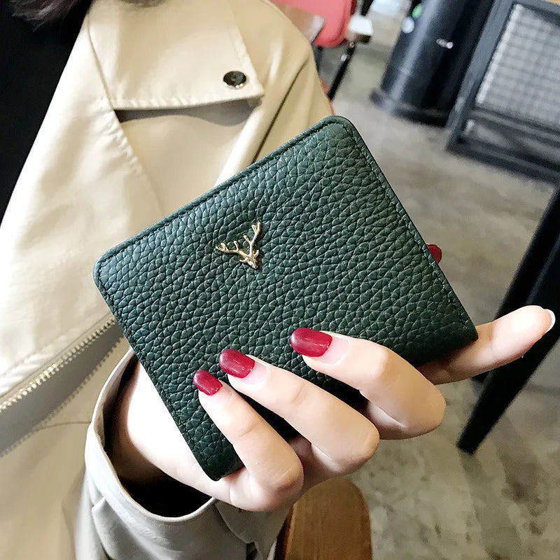 Cartera Corta de Piel de Vaca con Botón de Ciervo - Verde
