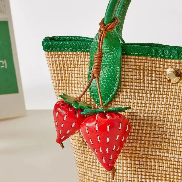Charm de Cuero en Forma de Fresa – Dulce, Elegante y con Estilo