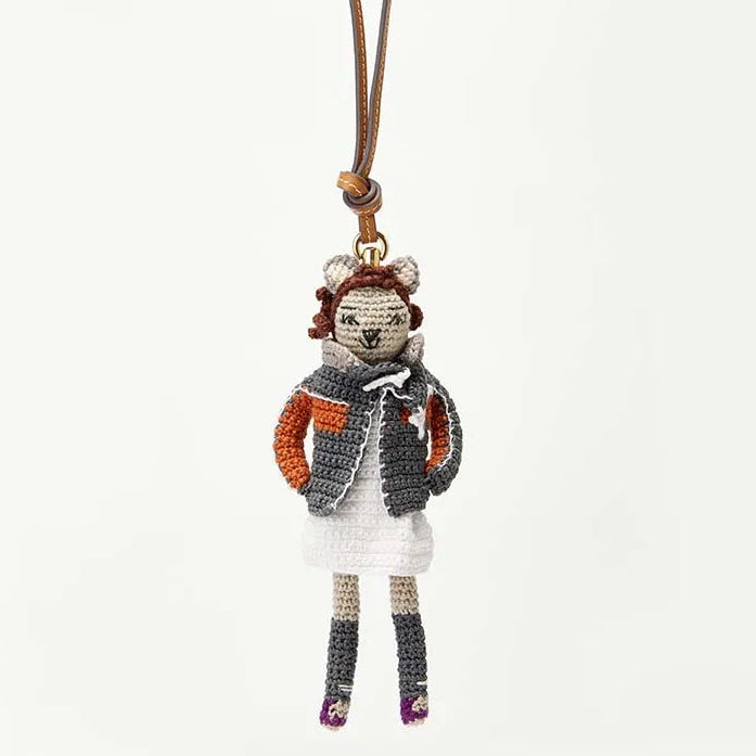 Charm en Forma de Flor con Flecos de Cuero – Elegancia Artesanal y Estilo Sofisticado