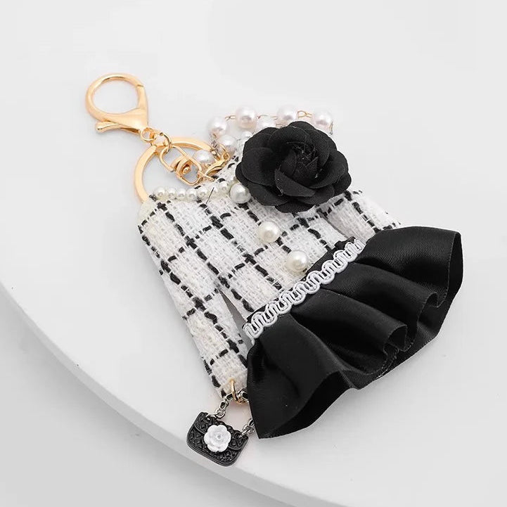 Charm de Vestido Elegante para Bolso – Estilo Sofisticado y Detalle Femenino