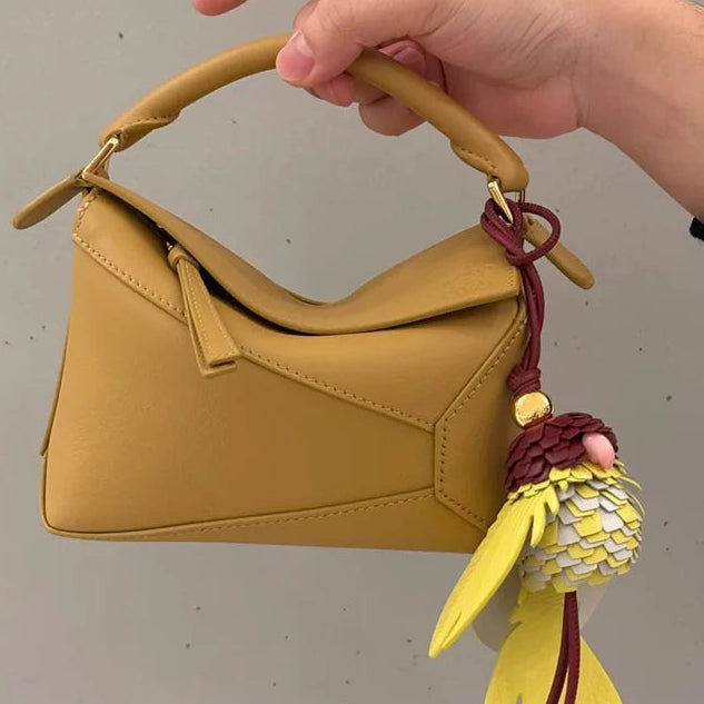 Charm de Cuero en Forma de Loro – Color, Estilo y Elegancia Tropical
