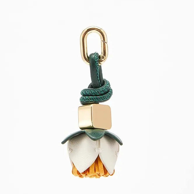 Charm de Cuero con Flores – Elegancia Artesanal y Toque Femenino